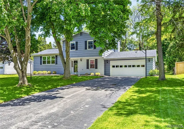 Homes for sale in Perinton, NY | 8 Putnam Cir, Perinton, NY 14450 | MLS# B1684918