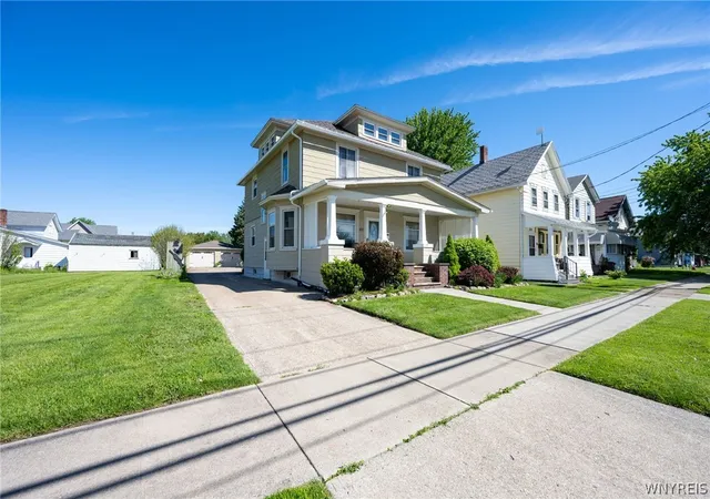 4th image of 322 Lake Shore Dr E, Dunkirk, NY 14048 | MLS# B1684827
