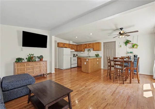 5th image of 98 Dewberry Dr, Irondequoit, NY 14622 | MLS# R1685183