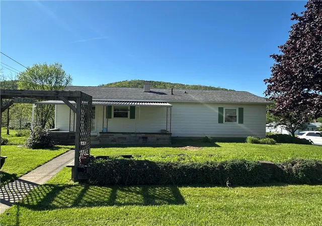 Homes for sale in Bradford Town, PA | 604 W Corydon St, Bradford Town, PA 16701 | MLS# R1685192