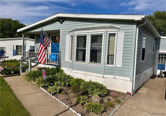 Homes for sale in Hamburg, NY | 11 Brookridge Dr, Hamburg, NY 14075 | MLS# B1684934