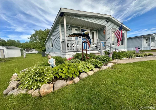 Homes for sale in Hamburg, NY | 11 Brookridge Dr, Hamburg, NY 14075 | MLS# B1684934