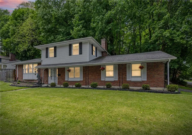 2nd image of 87 Chapel Hill Dr, Irondequoit, NY 14617 | MLS# R1684554