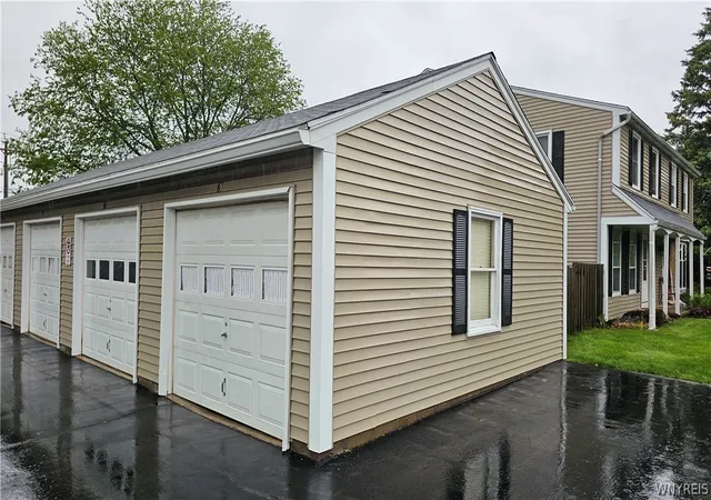 2nd image of 61 Springwood Dr, Webster, NY 14580 | MLS# B1685557
