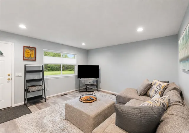 Listing Photo 4 - Condo for sale in building located at 71 Lincoln Mills Rd, East Rochester, NY 14445