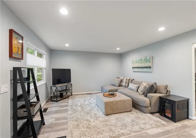 Listing Photo 5 - Condo for sale in building located at 71 Lincoln Mills Rd, East Rochester, NY 14445