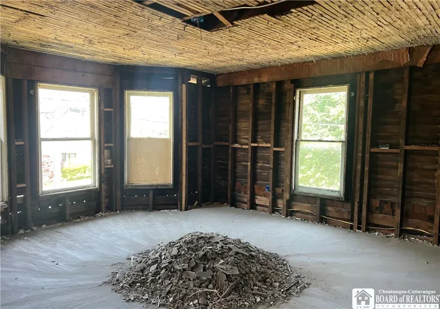 3rd image of 632-634 Lakeview Ave, Jamestown, NY 14701 | MLS# R1684678