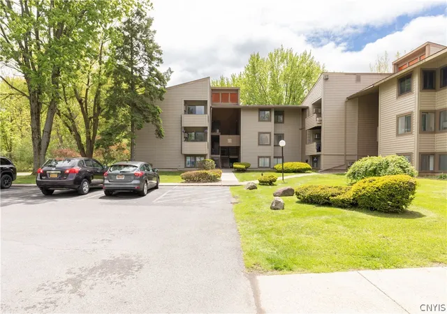 2nd image of 156 Watertree Dr, East Syracuse, NY 13057 | MLS# S1685421
