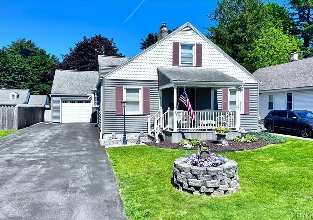 Homes for sale in New Hartford, NY | 8 Hara Crescent, New Hartford, NY 13413 | MLS# S1685365