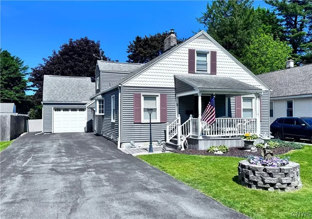 Homes for sale in New Hartford, NY | 8 Hara Crescent, New Hartford, NY 13413 | MLS# S1685365