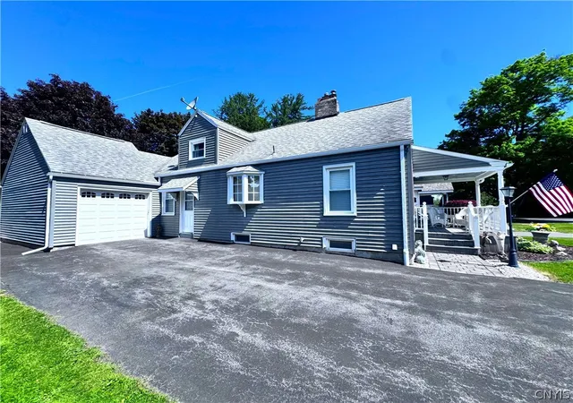 Homes for sale in New Hartford, NY | 8 Hara Crescent, New Hartford, NY 13413 | MLS# S1685365