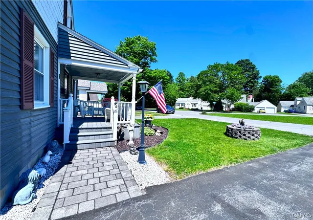 Homes for sale in New Hartford, NY | 8 Hara Crescent, New Hartford, NY 13413 | MLS# S1685365