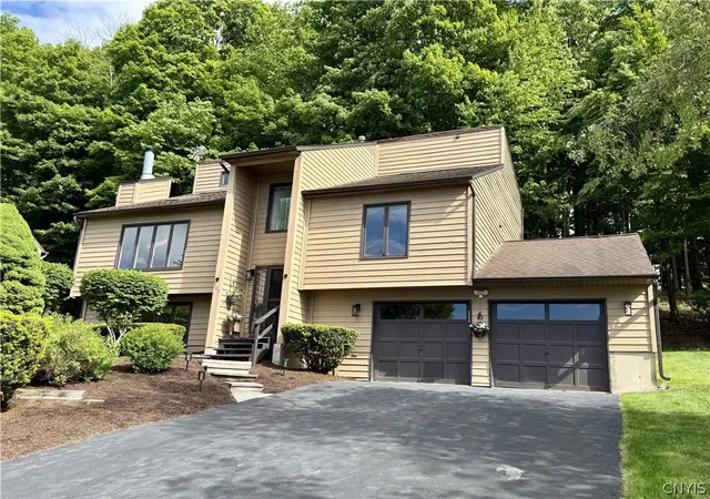 Homes for sale in Camillus, NY | 103 Viceroy Dr, Camillus, NY 13031 | MLS# S1685493
