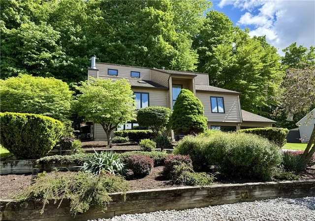 Homes for sale in Camillus, NY | 103 Viceroy Dr, Camillus, NY 13031 | MLS# S1685493