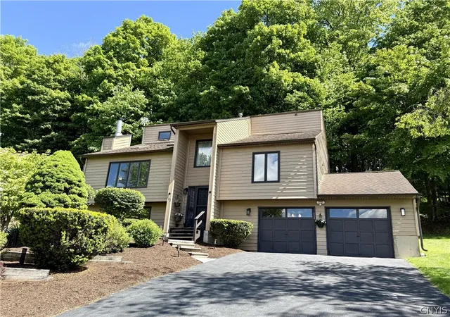 Homes for sale in Camillus, NY | 103 Viceroy Dr, Camillus, NY 13031 | MLS# S1685493