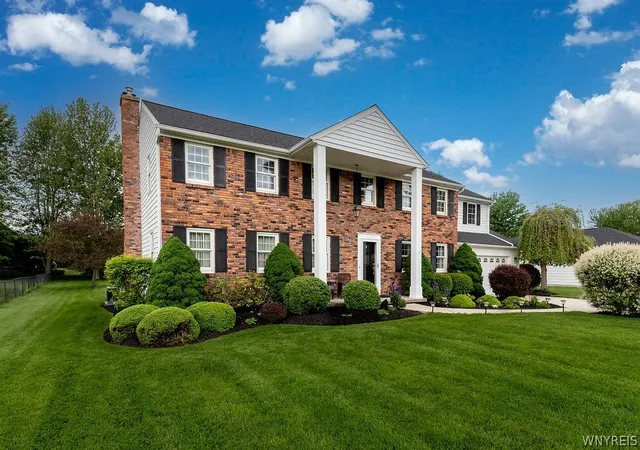2nd image of 8085 Roseville Ln, East Amherst, NY 14051 | MLS# B1685540