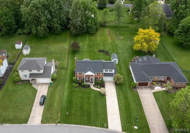 3rd image of 8085 Roseville Ln, East Amherst, NY 14051 | MLS# B1685540