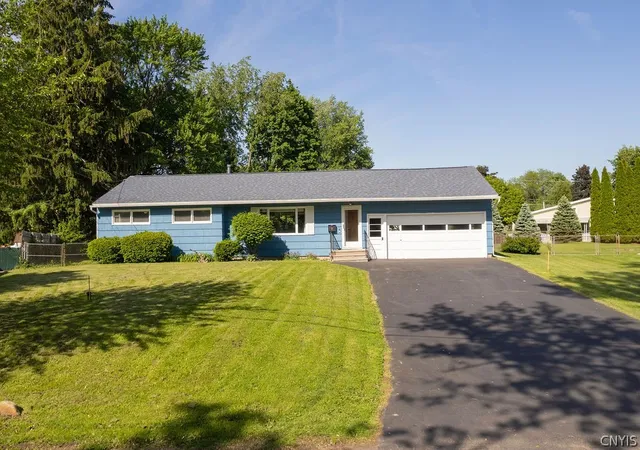 1st image of 3 Trelign Dr, Syracuse, NY 13212 | MLS# S1685254