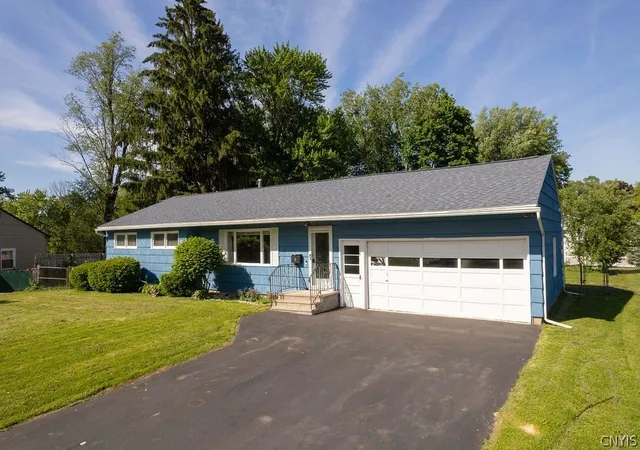 2nd image of 3 Trelign Dr, Syracuse, NY 13212 | MLS# S1685254