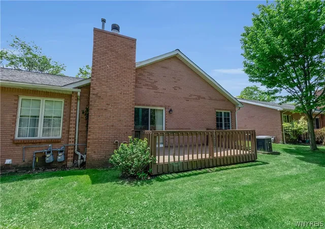 Photo 3 of Sale Pending at 14 Woodpointe, Buffalo, NY 14221 | MLS# B1685348 | Listing updated on 2026-06-22