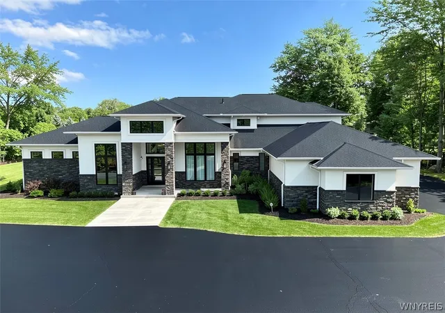 2nd image of 11 Sanctuary Ct, Buffalo, NY 14221 | MLS# B1686094