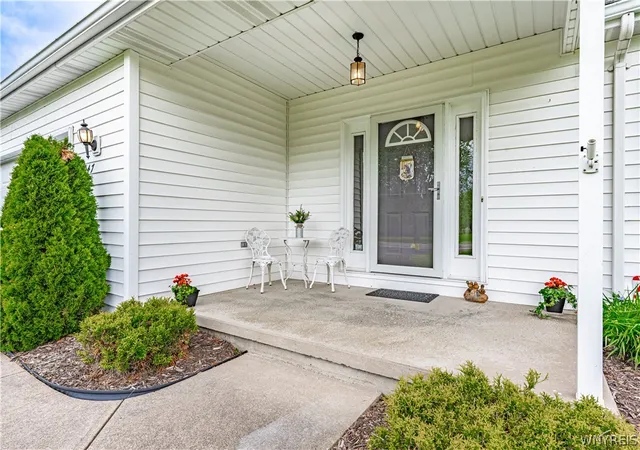 2nd image of 7047 Lincoln Avenue Ext, Lockport, NY 14094 | MLS# B1684381