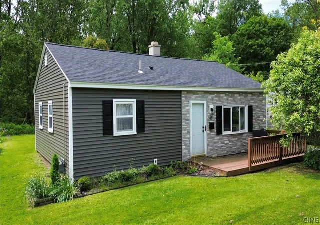 Homes for sale in New Hartford, NY | 69 Oakdale Ave S, New Hartford, NY 13413 | MLS# S1686365