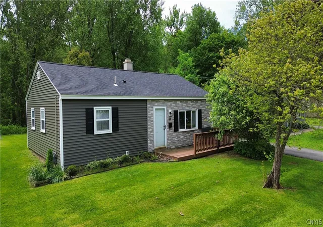 Homes for sale in New Hartford, NY | 69 Oakdale Ave S, New Hartford, NY 13413 | MLS# S1686365