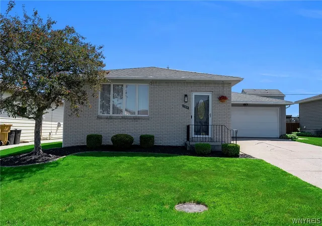 3rd image of 288 Barbados Dr, Buffalo, NY 14227 | MLS# B1686170