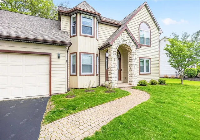 2nd image of 4 Kerry Hill, Perinton, NY 14450 | MLS# R1685907