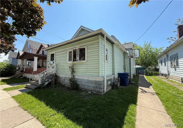 Homes for sale in Buffalo, NY | 163 Farmer St, Buffalo, NY 14207 | MLS# B1658349