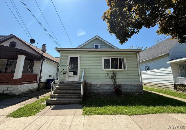 3rd image of 163 Farmer St, Buffalo, NY 14207 | MLS# B1658349