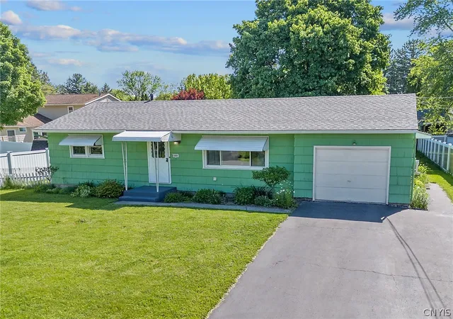Homes for sale in De Witt, NY | 101 Stillwell Cir, De Witt, NY 13057 | MLS# S1685059