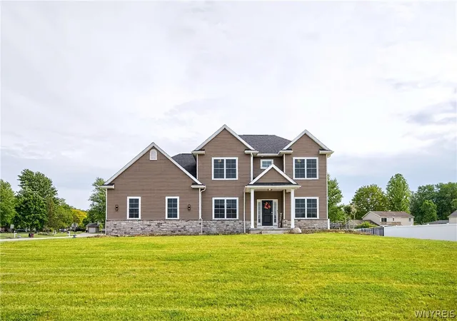 1st image of 4 Wentworth Dr, Orchard Park, NY 14127 | MLS# B1686306