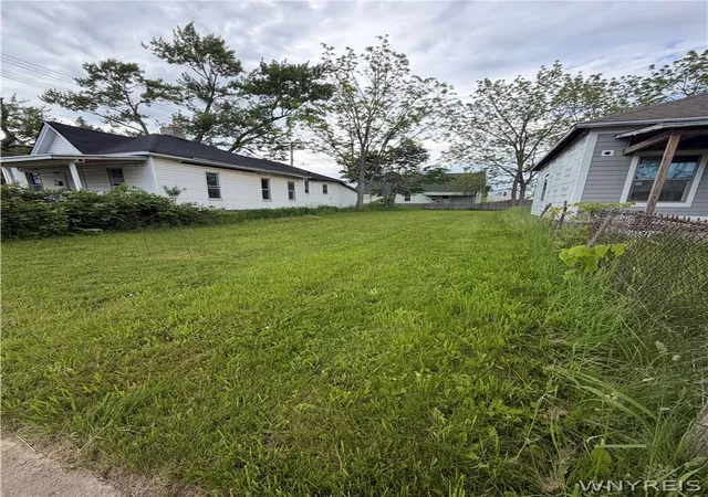 2nd image of 1304 Garden Ave, Niagara Falls, NY 14305 | MLS# B1682653