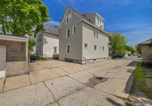 Listing Photo 4 - Condo for sale in building located at 816 22nd St, Niagara Falls, NY 14301