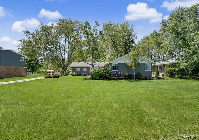 Homes for sale in Amherst, NY | 249 W Maplemere Rd, Amherst, NY 14221 | MLS# B1686153