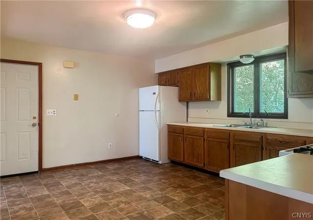 Photo 3 of Sale Pending at 389 Lillian Ave, Syracuse, NY 13206 | MLS# S1685596 | Listing updated on 2026-07-22
