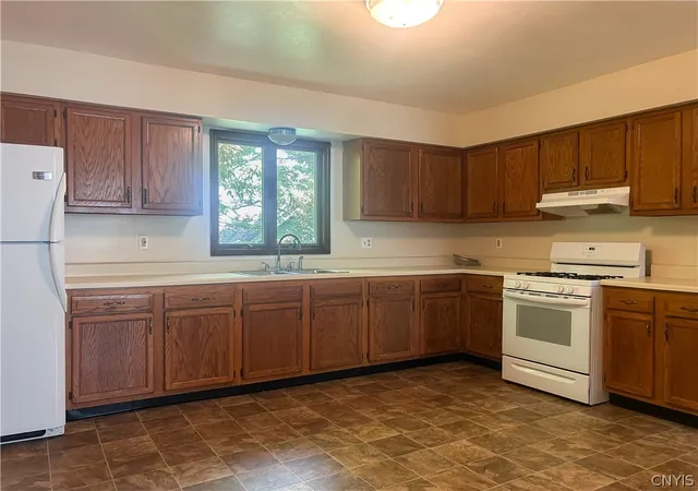 Listing Photo 4 - Condo for sale in building located at 389 Lillian Ave, Syracuse, NY 13206