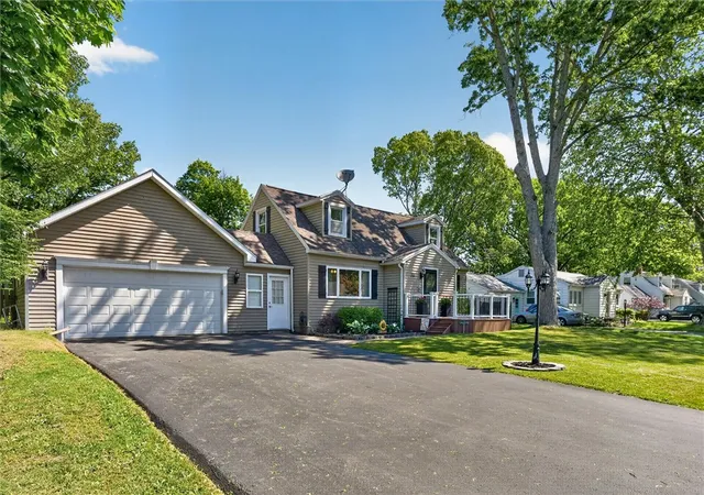 2nd image of 218 Oakwood Ln, Webster, NY 14580 | MLS# R1686461