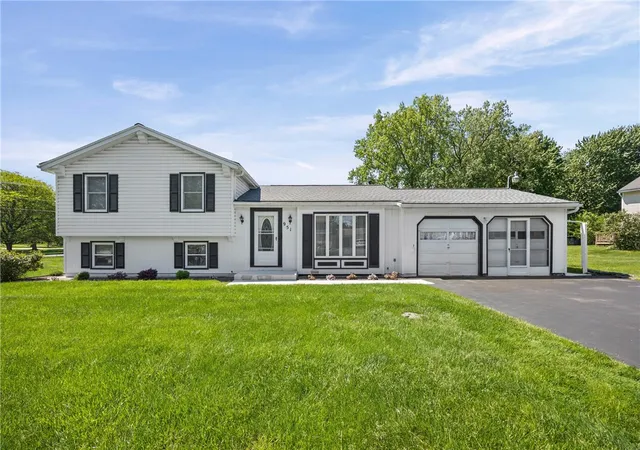 1st image of 951 Copperkettle Rd, Webster, NY 14580 | MLS# R1685959