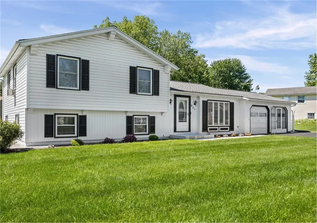 2nd image of 951 Copperkettle Rd, Webster, NY 14580 | MLS# R1685959