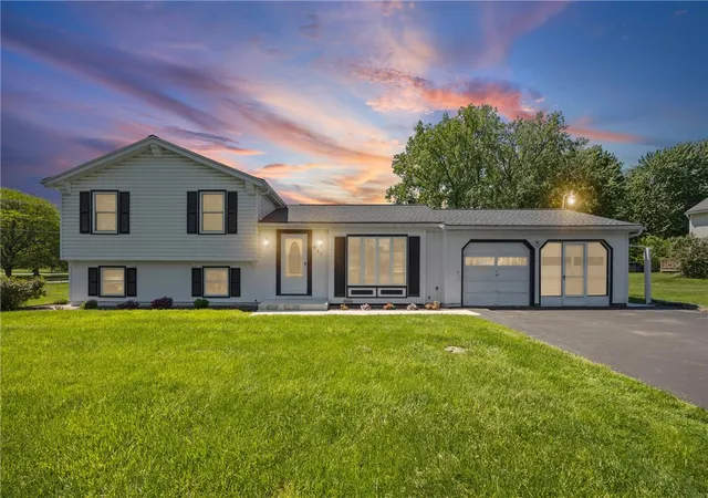 3rd image of 951 Copperkettle Rd, Webster, NY 14580 | MLS# R1685959
