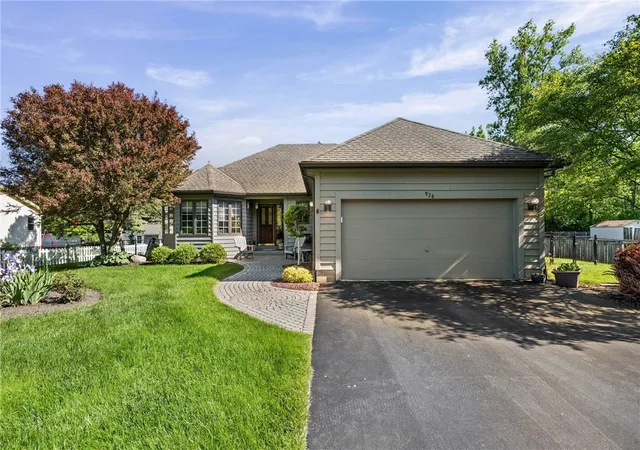 3rd image of 928 Old Way Dr, Webster, NY 14580 | MLS# R1686157