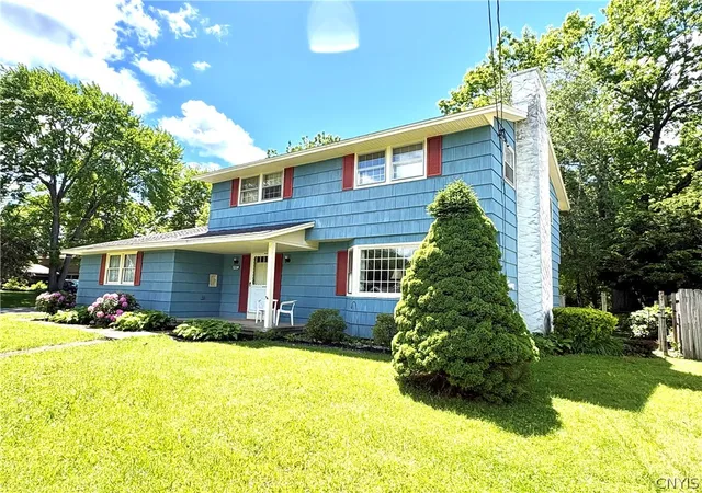 3rd image of 7553 Daphne Dr, Syracuse, NY 13212 | MLS# S1687015