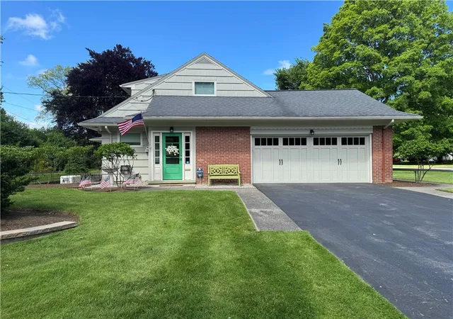 3rd image of 161 Danbury Cir S, Brighton, NY 14618 | MLS# R1687191