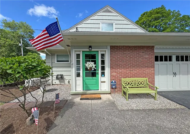 4th image of 161 Danbury Cir S, Brighton, NY 14618 | MLS# R1687191