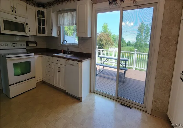 5th image of 7053 Old English Rd, Lockport Town, NY 14094 | MLS# B1687130