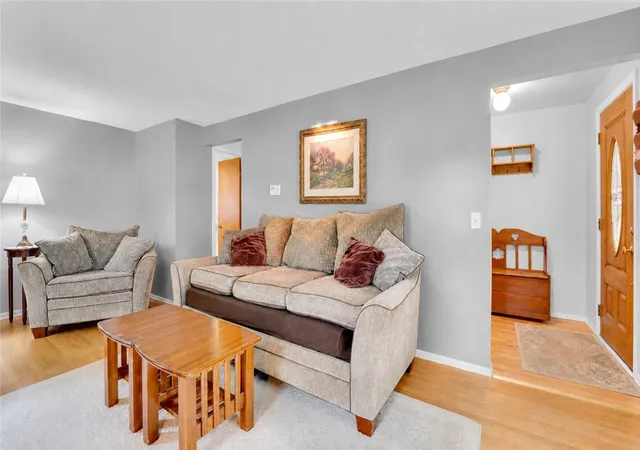 4th image of 6170 Deerfield Dr, Farmington, NY 14425 | MLS# R1667683