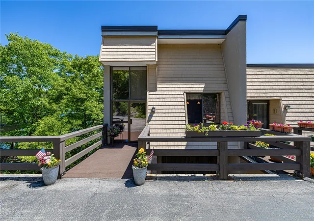 1st image of 14 Cliffside Dr, Canandaigua, NY 14424 | MLS# R1685407